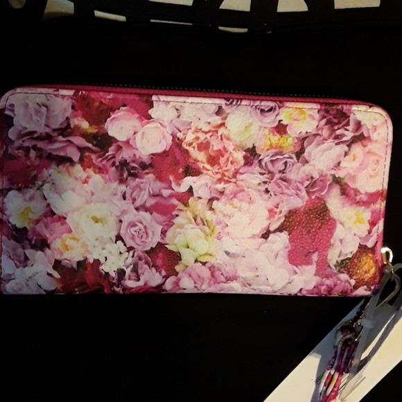 Betsey Johnson floral wallet NWT - Picture 2 of 2